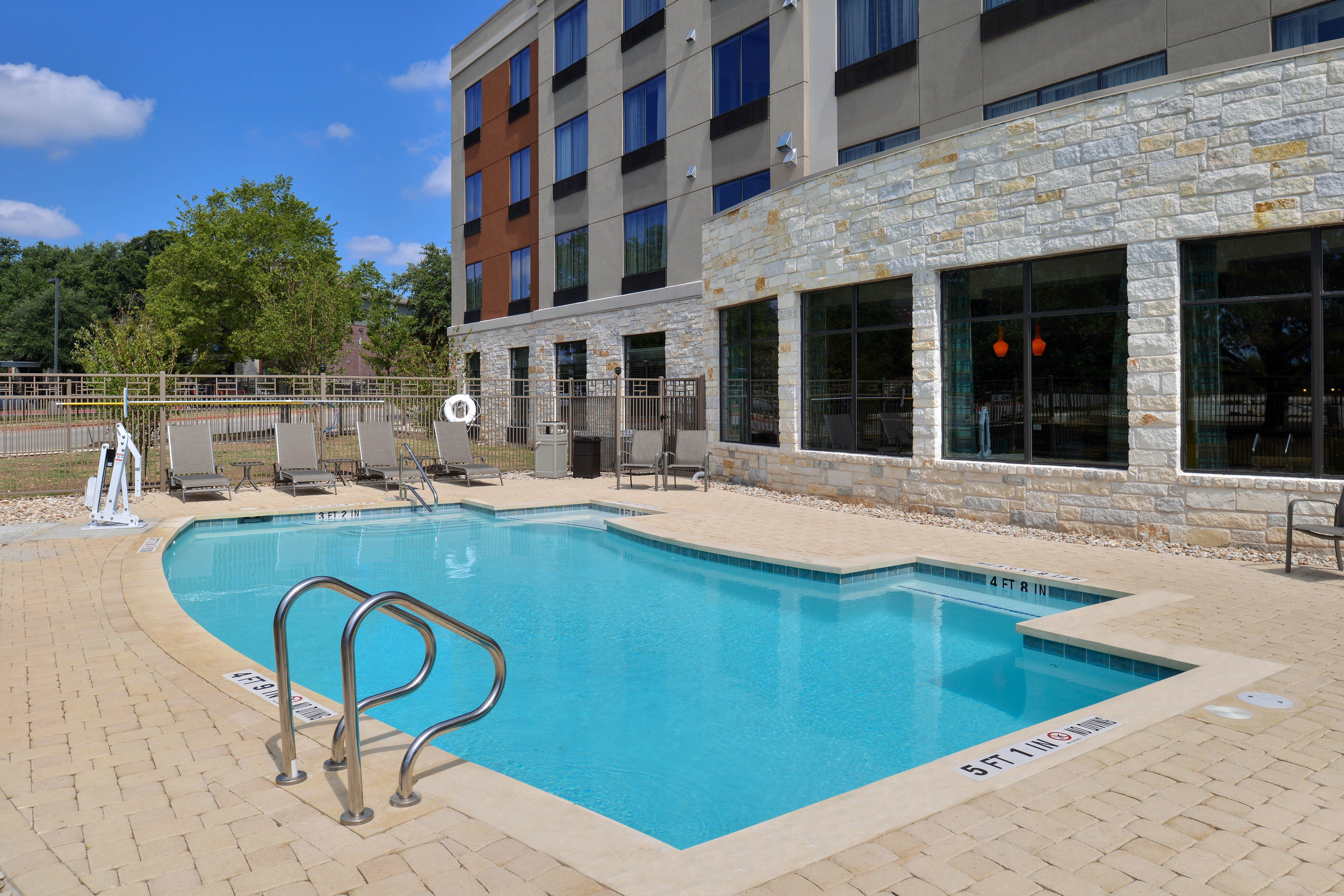 Holiday Inn Express & Suites Austin South By Ihg Exterior photo