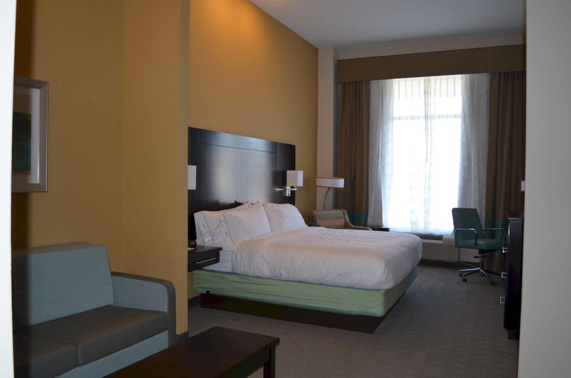 Holiday Inn Express & Suites Austin South By Ihg Exterior photo